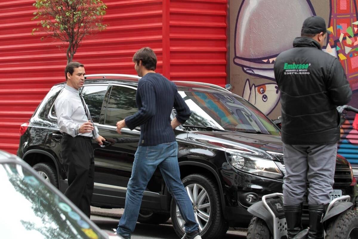 Kaká e Carol Celico são fotografados almoçando em um restaurante em São Paulo
