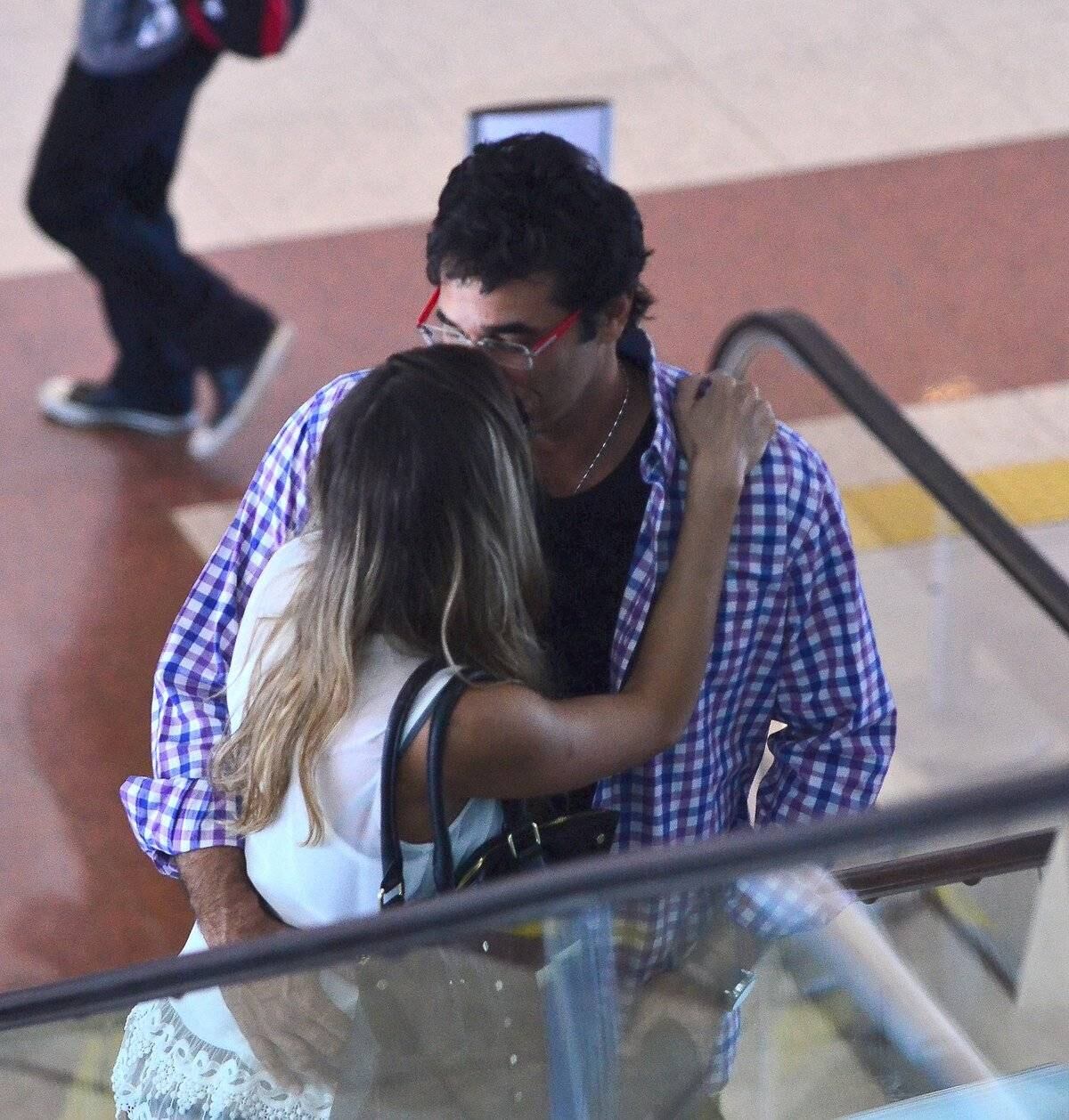 Luciano Szafir ganhou beijinhos e massagem da mulher na tarde desta quarta (19)