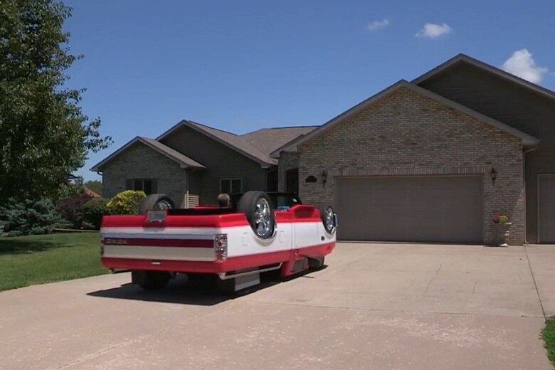 Já pensou passar por uma rua e se deparar com um carro curioso desse?