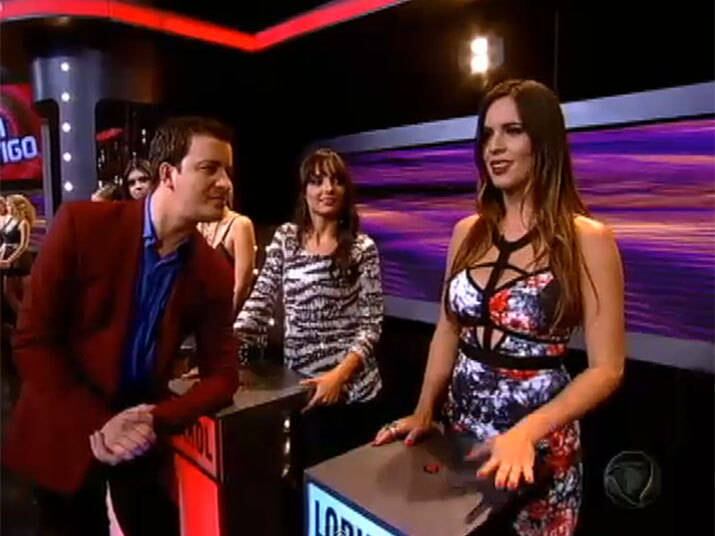 O vestido estampado de Lorhana também deixou parte do colo à mostra

+ Noiva há oito anos, Juju Salimeni conta como foi conquistada pelo amado

+ Uau! Eliedson dança Lepo-Lepo no palco e fatura encontro em resort

+ Fogo! Mesmo após performance pirotécnica, Diego vai para casa sozinho
