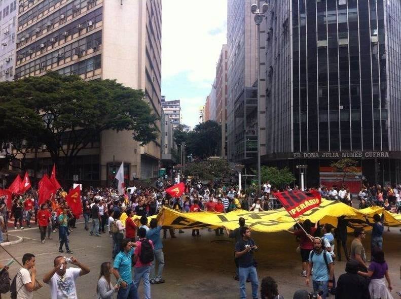 Manifestantes passaram quase quatro horas na praça Sete