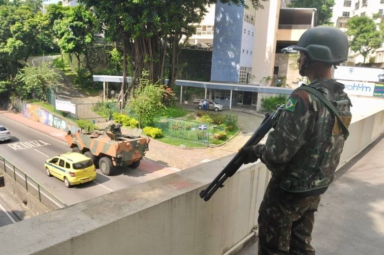 O interventor será o general Walter Souza Braga Netto, que
fica subordinado ao presidente Temer e passara a controlar as polícias Civil e
Militar, Defesa Civil e o sistema penitenciário do Estado