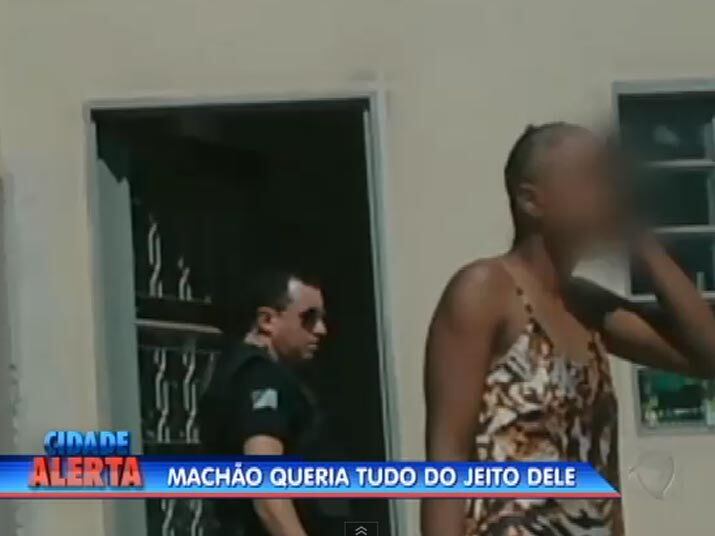 Cansada das agressões do companheiro, que chegou a raspar a cabeça da mulher para não atrair o olhar de outros homens, Isis procurou a polícia e Alex foi preso. Assista ao vídeo
+ Quer ver tudo o que rolou no Cidade Alerta? Veja a íntegra no R7 Play