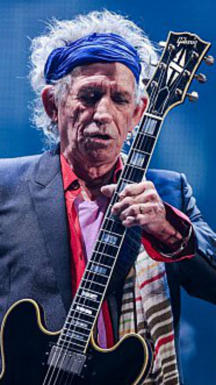 De férias na Nova Zelândia em 2006, o guitarrista dos Rolling Stones, Keith Richards, achou ser uma boa ideia subir em um coqueiro e pegar uma das frutas que estava no topo da árvore. No entanto, o músico se desequilibrou, caiu, bateu a cabeça e teve uma concussão