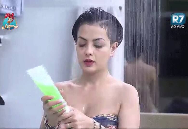 Li não deixou de lavar o cabelo para a farra desta noite 

+ Assista às íntegras dos programas da Rede Record no R7 Play. Assine!
+ Douglas Sampaio trolla JP na cozinha da sede
+ Douglas Sampaio explica aos colegas como foi a Prova da Chave
