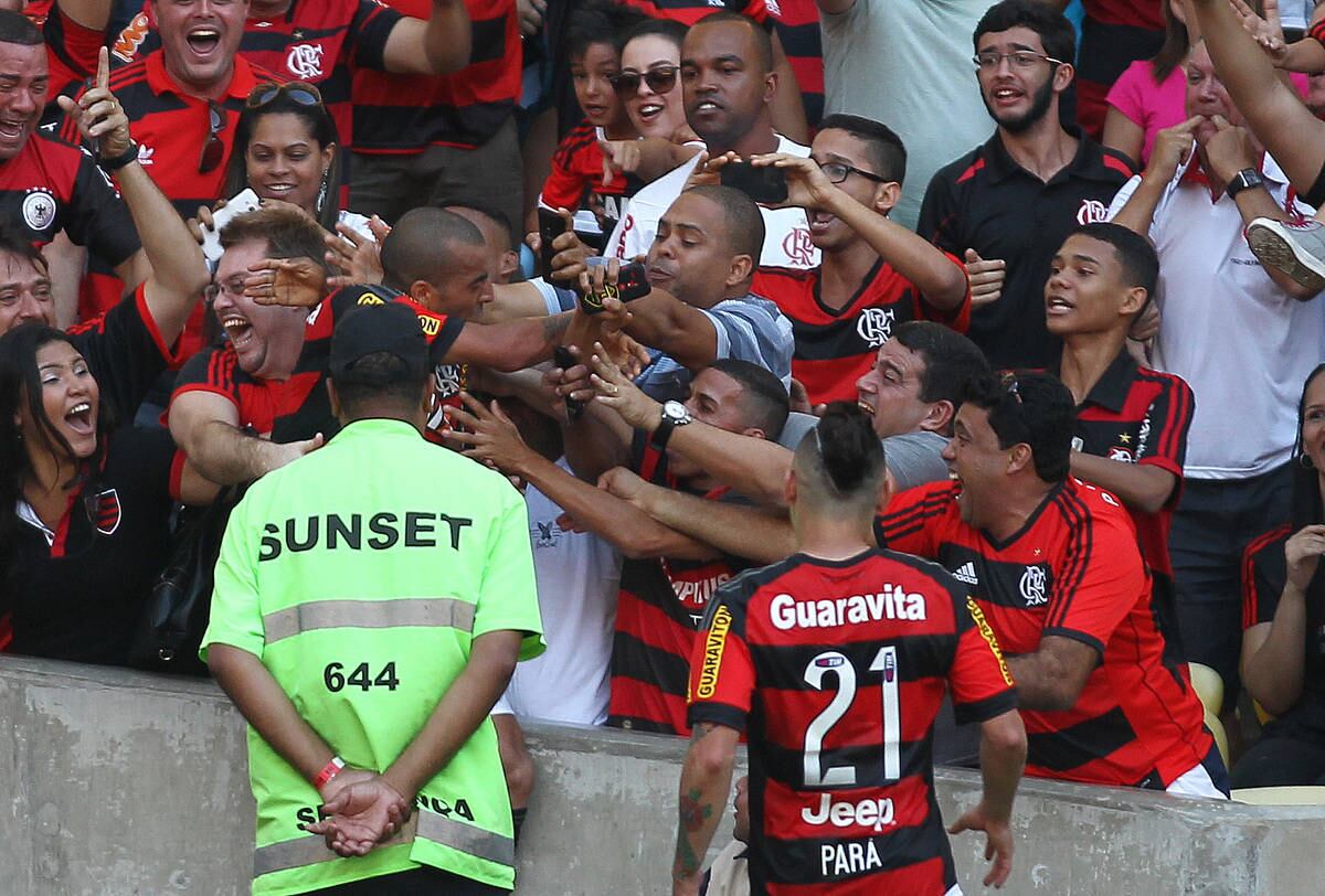 A cena foi exatamente a mesma que Emerson Sheik fez no estádio do Maracanã, mas, ao contrário do que ocorreu com o atacante e do que está acontecendo no Brasileirão, a festa dos americanos não foi punida e sim eternizada

Conheça o R7 Play e assista a todos os programas da Record na íntegra!
