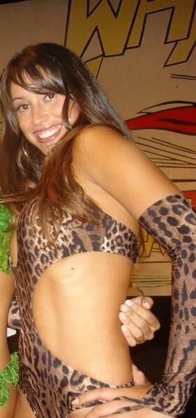 O que dizer deste modelito sensual? A Dani Bolina atual com certeza desaprovaria! 