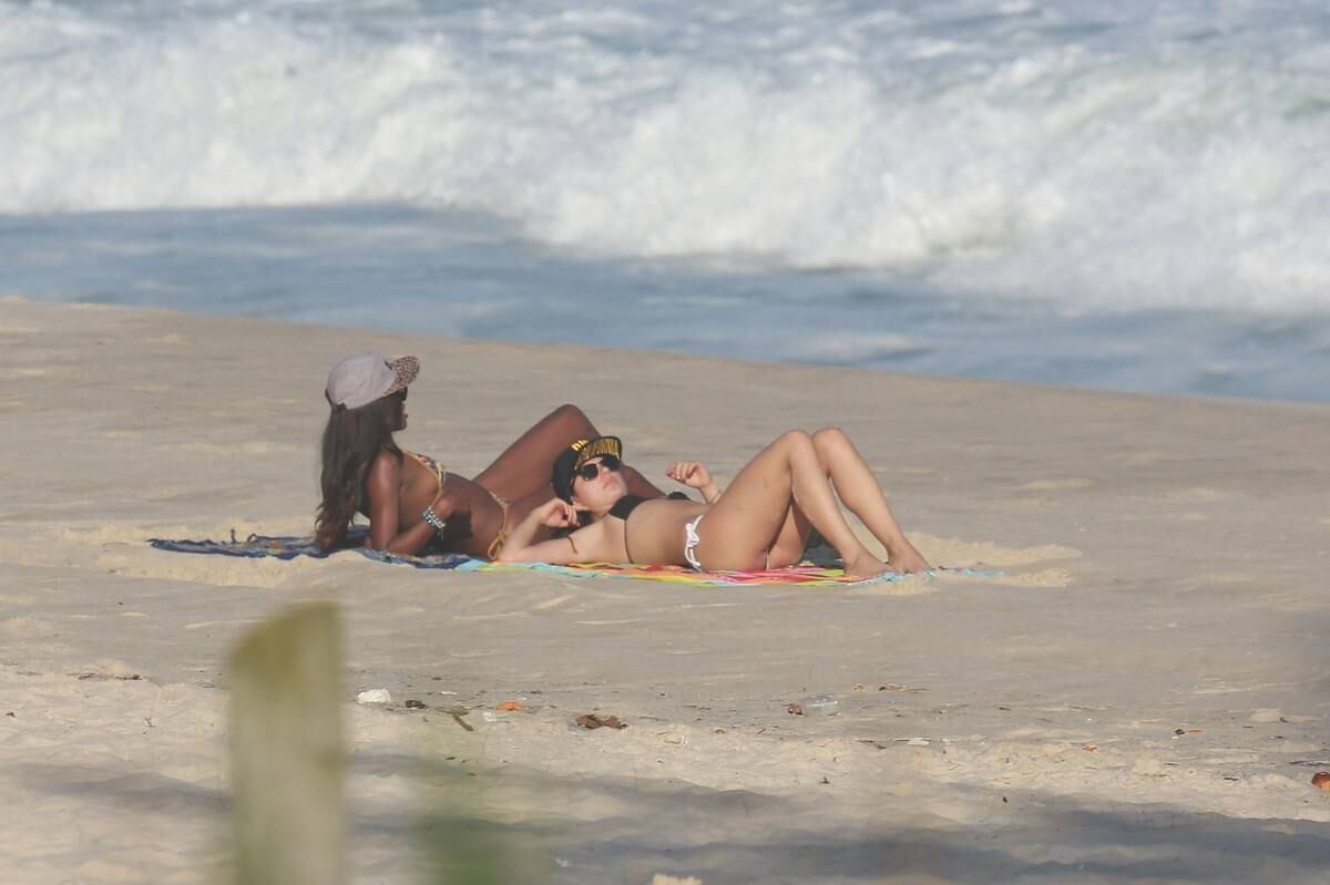 Isis Valverde esteve na praia da Reserva, no Rio