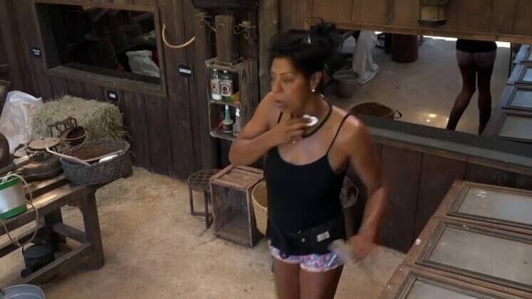 O Bebê (Kevinho e MC Kekel)

Se uma cantora para ser respeitada precisa soltar a voz em acapella, Márcia mostrou que está com a bola toda! A peoa cantou a música O Bebê, de Kevinho e Mc Kekel, enquanto separava os lixos e provou transportar sua essência para a música