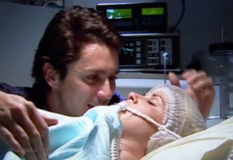 Os destinos de Tom e Verônica se cruzaram da maneira mais inesperada possível. De um lado, uma organizadora de casamentos frustrada com os relacionamentos que deram errado em sua vida. Do outro, um advogado especializado em divórcios que perdeu a esposa durante o parto de sua filha