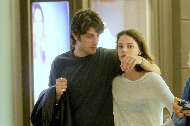 Chay Suede e Laura Neiva passeiam em shopping carioca nesta segunda-feira (17)