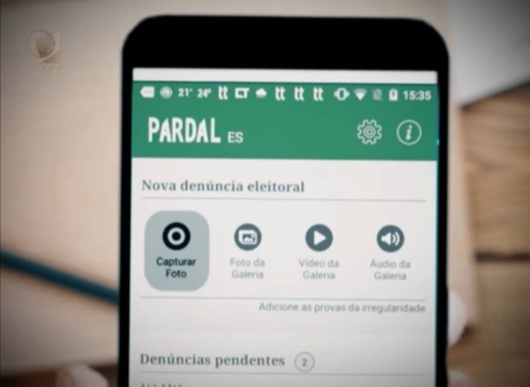 A sociedade civil também
pode fiscalizar propaganda eleitoral irregular por meio do aplicativo Pardal. "Com o app, o cidadão pode registrar todo tipo de irregularidade, como um
outdoor ou um funcionário público fazendo campanha", diz