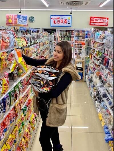 De todas as peculiaridades já vividas, Renata contou ao R7 que o que mais chamou a atenção dela foi a quantidade de lojinhas de conveniência que existem na Ásia e o que é vendido nelas. Chocolates, salgadinhos, snacks e refrigerantes são sempre dispostos nas prateleiras. "Até ovo cozido é embalado individualmente. Tem até sopa enlatada, por exemplo, pronta para ser consumida como se fosse uma lata de refrigerante", disse
