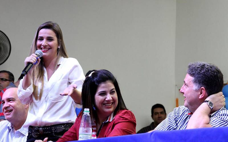 Na foto, Clarissa aparece ao lado dos pais — Anthony e Rosinha Garotinho — em encontro do PR (Partido da República)