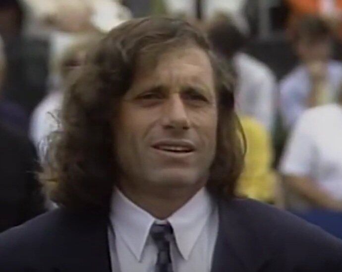Resposta: O argentino Guillermo Vilas, que em 1977 conquistou 16 títulos de simples. Ele é um ídolo do esporte na Argentina.