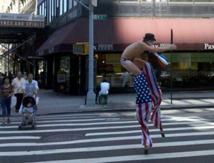 Além de ficar praticamente sem roupas, esse cara ainda levou um baita tombo