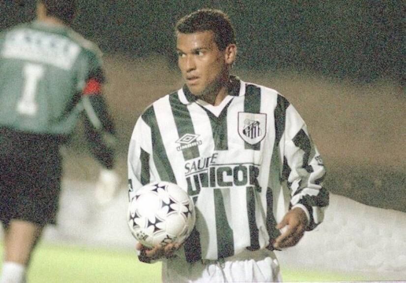 Depois de mais uma passagem pelo São Paulo, voltou a trocar de camisa e defendeu o Santos, em 1997. Foi um dos destaques da equipe campeã do Torneio Rio-São Paulo. Depois do Peixe, Muller voltou a jogar no futebol japonês.