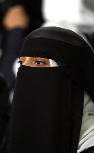 

Em quinto lugar aparece o Iêmen. Apesar de
muitas mulheres terem protestado lado a lado com os homens durante a revolução
de 2011, e de haver uma cota de 30% para que elas participem de reuniões sobre
reformas constitucionais, o país ainda é bastante conservador.

O casamento
infantil, por exemplo, é algo comum, uma vez que não existe idade mínima para
que uma pessoa possa se casar. Segundo o Departamento de Estado dos Estados
Unidos, 98,9% das mulheres do Iêmen enfrentam assédio nas ruas

