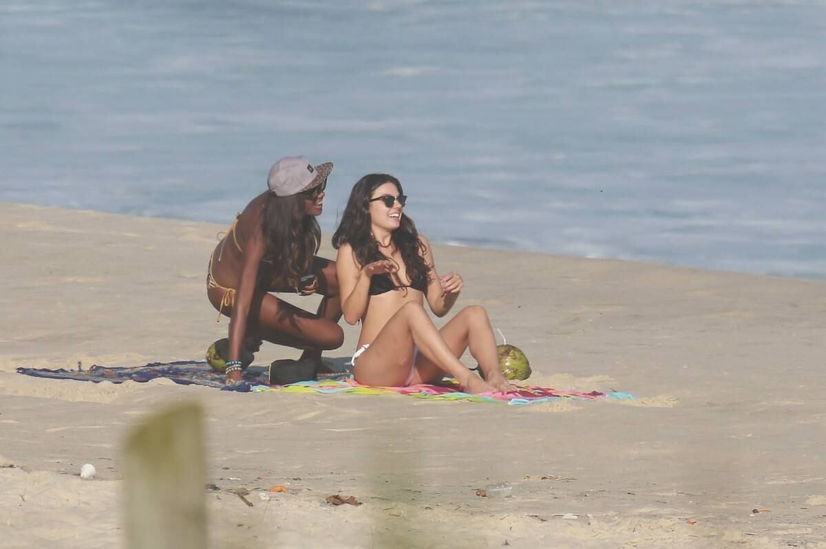 Isis Valverde esteve na praia da Reserva, no Rio