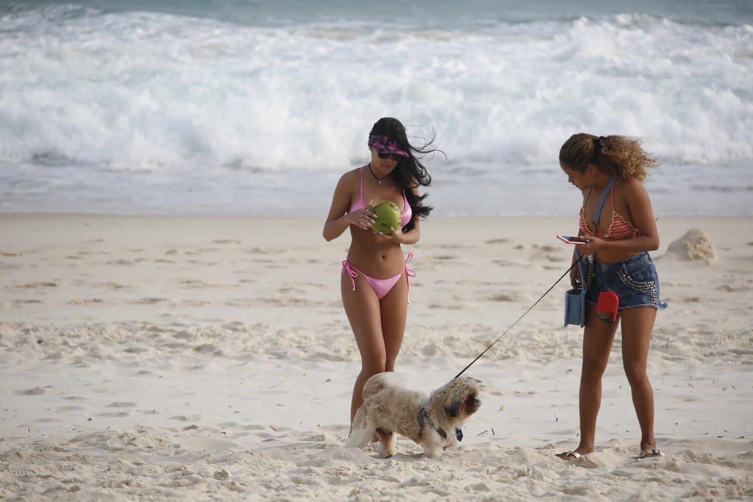 Munik mostra suas novas próteses de silicone em dia de praia no Rio