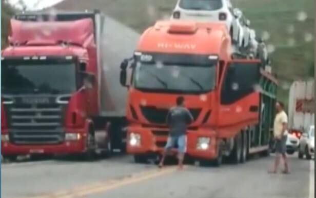 Caminhoneiros estariam armados com uma faca
