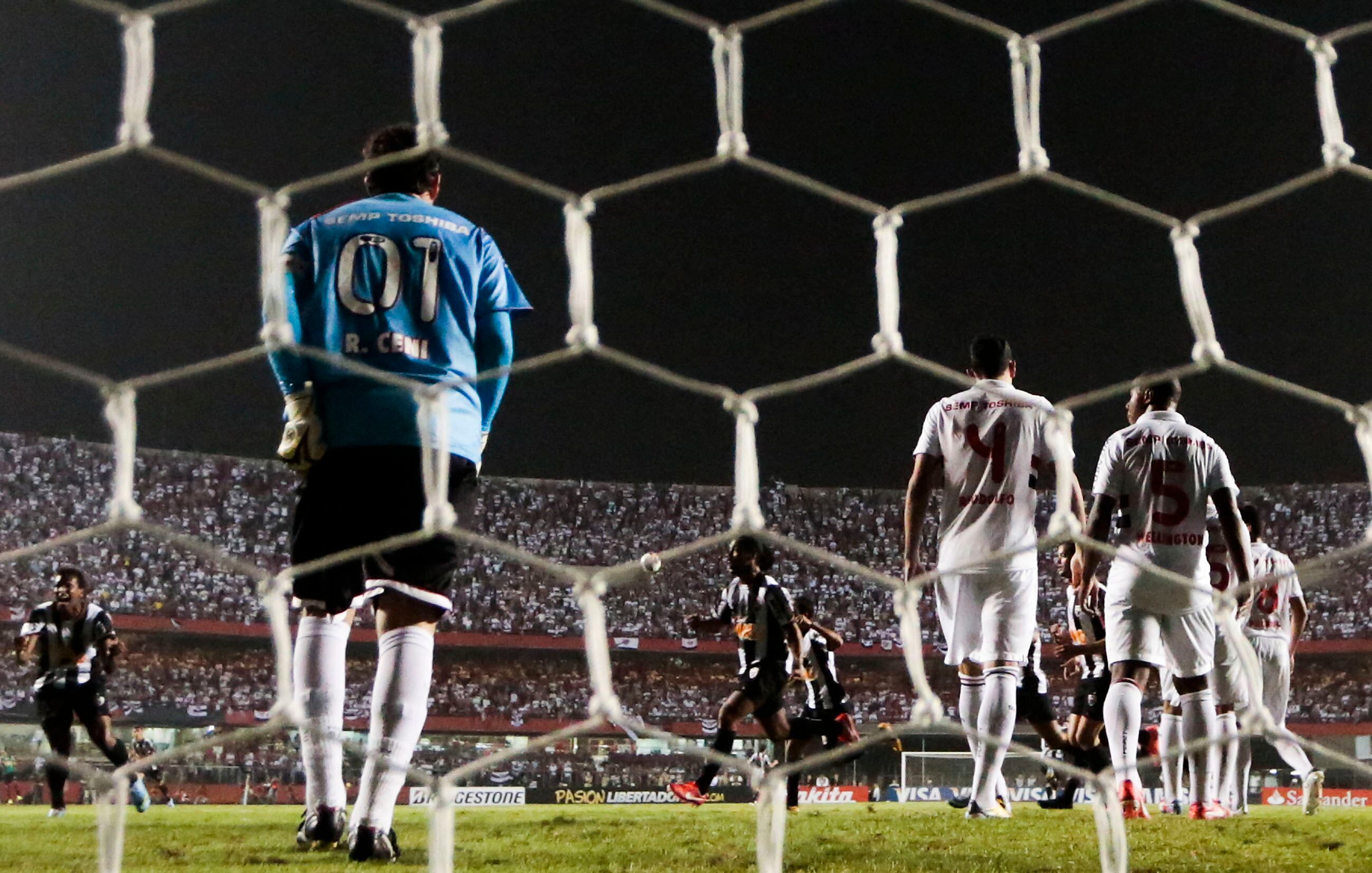 Com apenas 18 pontos em 19 partidas, o São Paulo fechou o primeiro turno do
Brasileirão na zona de rebaixamento. A equipe, que vinha de cinco jogos sem
derrota, perdeu para o Criciúma na quinta-feira (5) e para o Coritiba neste domingo (8), e
voltou a entrar em crise