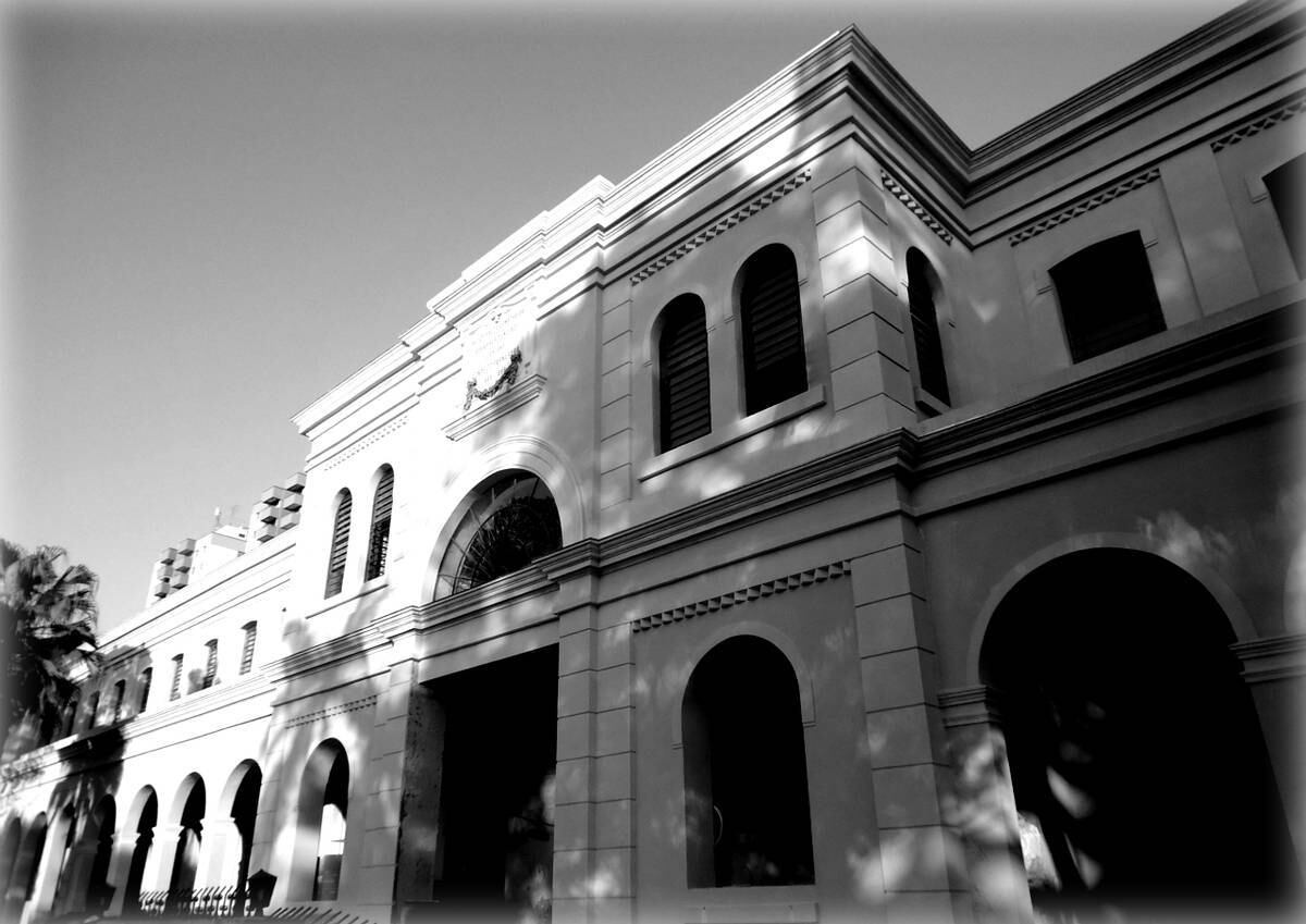 Em 2014, dois museus em São Paulo
reabriram após alguns anos fechados para reforma. Em maio, depois de três anos
e meio fechado para restauração, o antigo Memorial da Imigração reabriu como
Museu da Imigração do Estado de São Paulo.
Esta
foi a primeira grande reforma do prédio, que teve sua construção finalizada em
1888. A reforma custou em torno de R$ 20 milhões. O prédio do museu, localizado
no Brás, limite com a Mooca, na zona leste da capital, serviu como hospedaria
para imigrantes de 1887 a 1978. Por ele passaram mais de 2,5 milhões de
pessoas, de mais de 70 nacionalidades. Em 1982 ele foi tombado pelo Condephaat (Conselho de Defesa do Patrimônio Histórico,
Arqueológico, Artístico e Turístico do Estado)