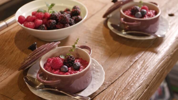 Risoto de Beterraba

Ingredientes: 
3 beterrabas médias cozidas
Queijo parmesão ralado
Cebola roxa
Manjericão
Ervas
Tomilho
Alecrim
Alho picado
Azeite
Arroz arbóreo
Manteiga
Vinho branco seco
Caldo de legumes

Modo de preparo:
Bata no liquidificador as beterrabas, ervas, sal, azeite e pimenta do reino, até formar uma pasta. Depois, refogue o azeite e a cebola picada em uma panela. Adicione o alho e o arroz e misture. Coloque o vinho e espere evaporar. Adicione o caldo aos poucos.
Adicione a pasta de beterraba e o parmesão e um pouco de manteiga.
Acrescente a framboesa e a flor de manjericão.

Acompanhe o quadro Mitos e Verdades no programa Domingo Espetacular, que vai ao ar todos os finais de semana, às 19h45, na Record TV



