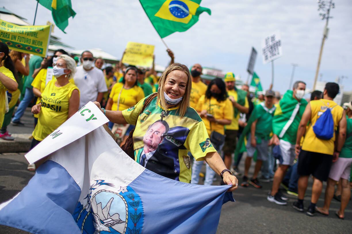 Supporters of far-right President Jair Bolsonaro march in a show of support for his attacks on the country's Supreme Court, in Rio de Janeiro, Brazil, September 7, 2021. REUTERS/Pilar Olivares