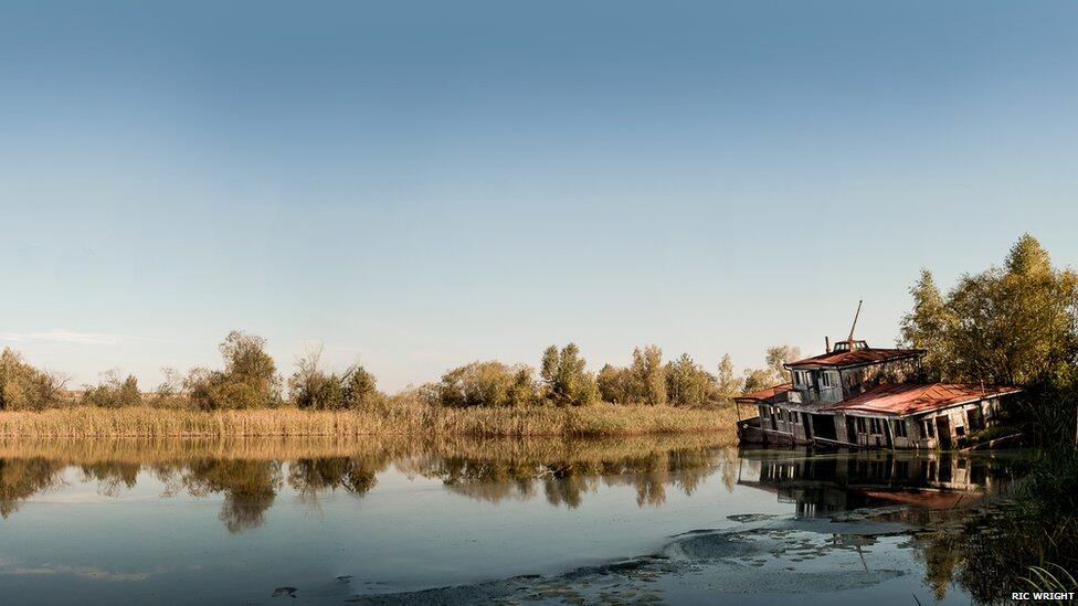 "Eu já havia visto este barco em imagens de satélite, mas queria tirar fotos em primeira mão", conta Wright. "O barco está ancorado permanentemente à beira do rio e já funcionou como casa e restaurante flutuante. Durante os últimos 27 anos, em algum momento, ele foi quebrando e se afastando da margem", completa o fotógrafo
