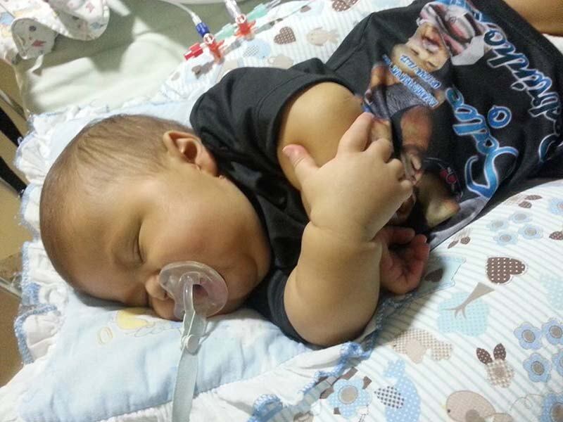 Tudo o que a família deseja é ver o pequeno Pedrinho curado e pronto para conhecer o mundo fora do hospital, lugar onde vive desde que nasceu

Veja 10 motivos para participar da campanha 'Salve o Pedrinho'
