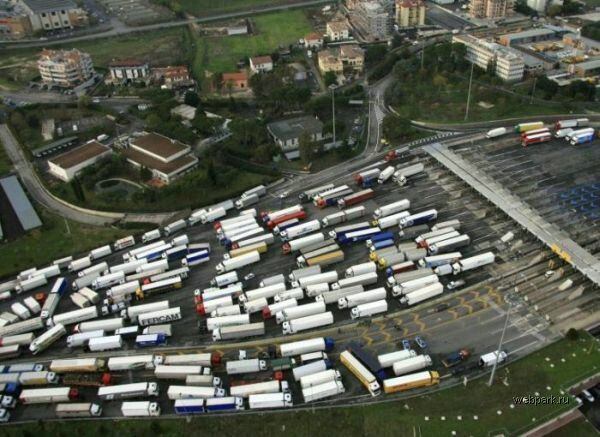 A pista foi afunilando, só esqueceram de avisar os caminhões

Quer saber tudo sobre Carros? Acesse r7.com/carros!