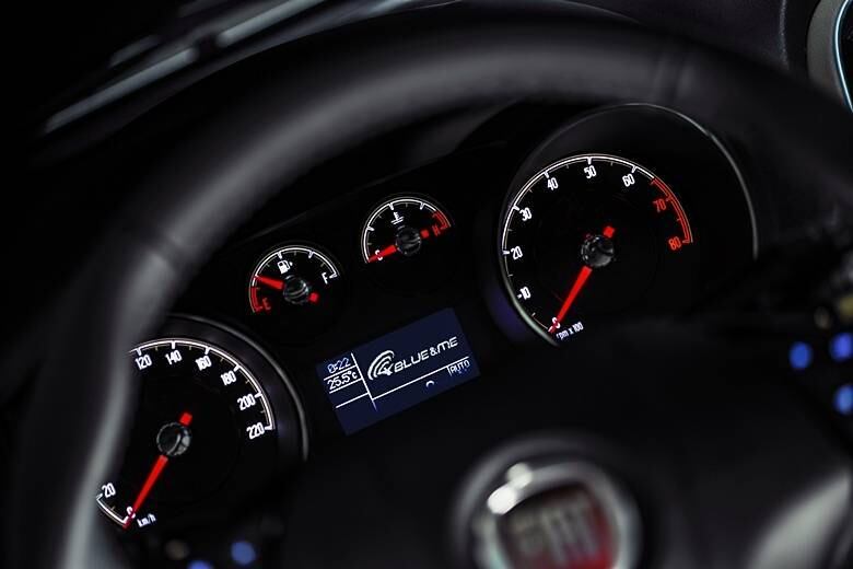 Mas a maior mudança do Linea 2015 será o painel — daí a montadora falar em interior totalmente novo. A única imagem divulgada até o momento é esta que mostra o quadro de instrumentos com o mesmo visual do Punto
Saiba tudo sobre carros! Acesse R7.com/carros