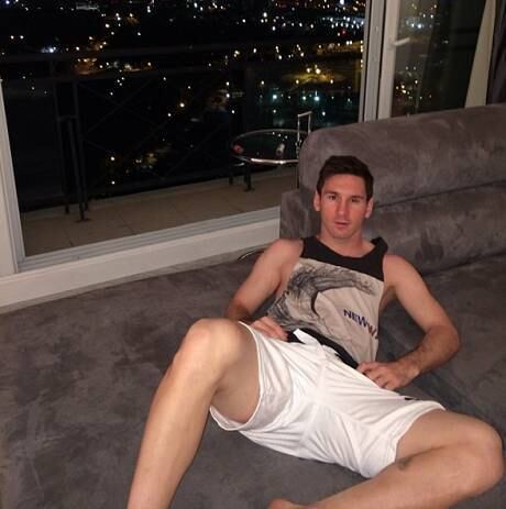 Enquanto Messi e Cristiano Ronaldo têm fama de vaidosos e baladeiros, Messi é mais conhecido pelo estilo discreto que dizem ter. Mas, assim como os colegas de futebol, o argentino também não escapa de se exibir nas redes sociais. Veja 20 provas a seguir

Assista aos programas da Record no R7 Play
