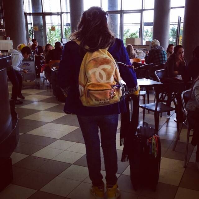 De forma despretensiosa, a cantora incorporou grifes internacionais à sua rotina diária, como essa mochila Chanel com que circulou no Aeroporto de Congonhas