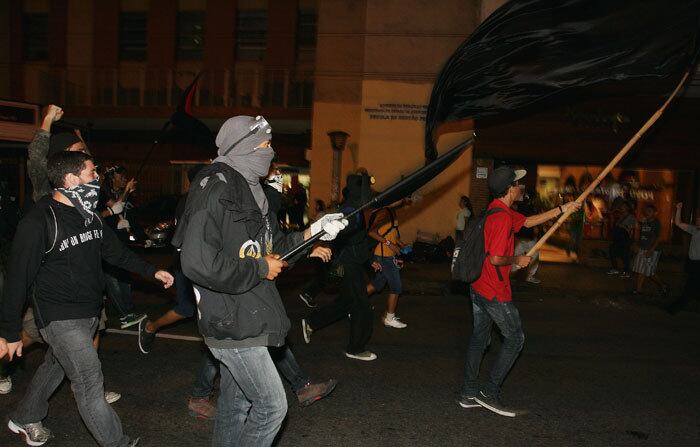 Até a tarde de domingo, 6.000 pessoas confirmaram presença nos protestos no perfil do Black Bloc RJ no Facebook