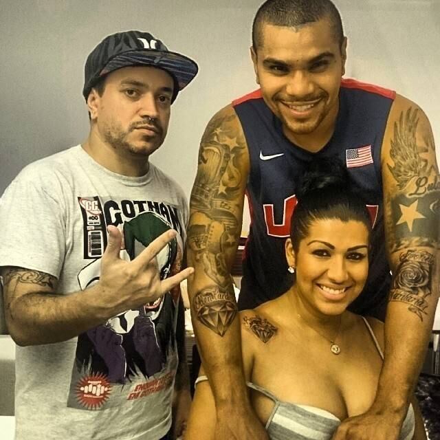 Que amor!

Naldo e Ellen Cardoso, a Mulher Moranguinho, resolveram fazer tatuagens para eternizar o amor que sentem um pelo outro. Os dois tatuaram um diamante e ainda escreveram o nome um do outro  no corpo. Mulher Moranguinho fez o desenho no ombro direito. Na homenagem pode-se ler Ronaldo Jorge, nome de batismo do funkeiro. Já Naldo quis tatuar o antebraço direito. Naldo ainda deixou um recado aos fãs.

— Hoje
fizemos tatoos rsrsrs O desejo dos nossos corações,agora em nossos
corpos (DIAMANTES) amor, infinito, fidelidade, invencível e sólido
