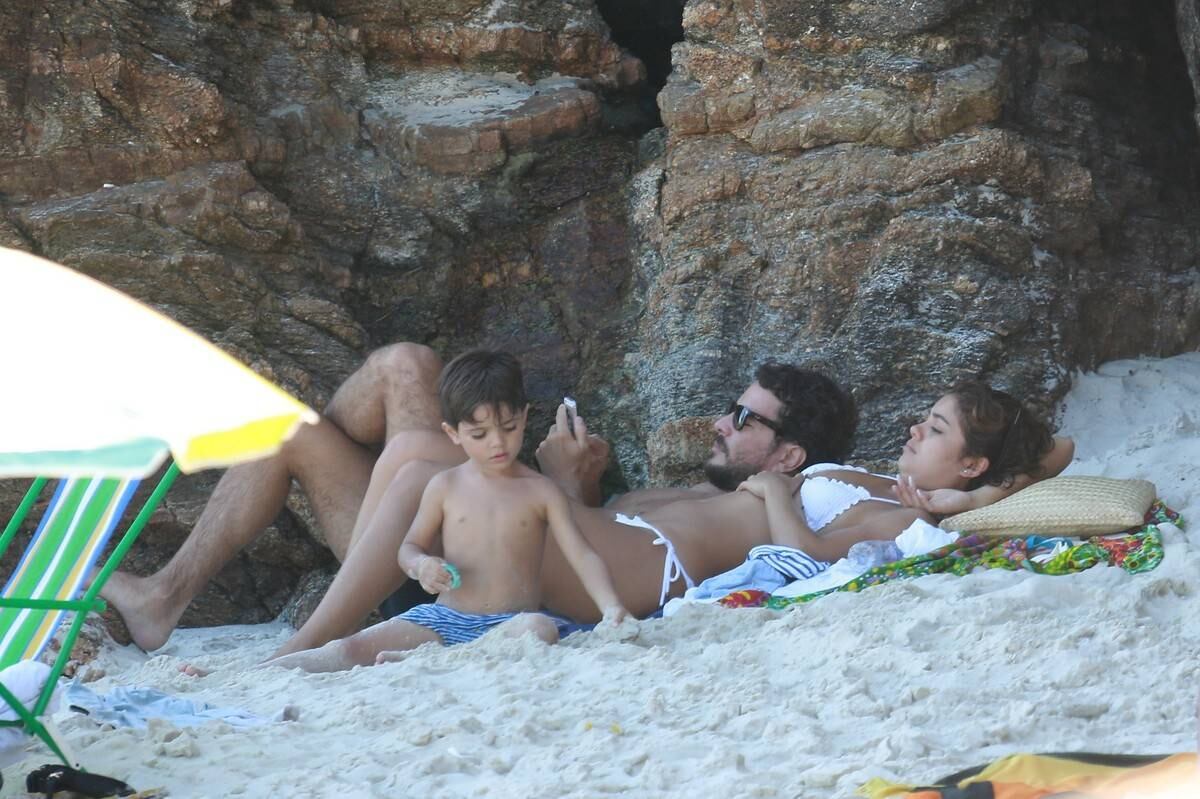 Sophie Charlotte e Daniel de Oliveira se divertem em praia com a família