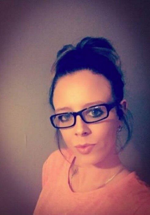 Como resultado, Smith tem esses ataques pelo menos uma vez por mês, durando de 2 a 3 dias inteiros. As crises são tão graves que a paciente não consegue nem sair da cama quando elas veem.
Smith foi diagnosticada no ano passado com a doença, mas, até então, ela demorou vários anos para descobrir o que ela realmente tinha