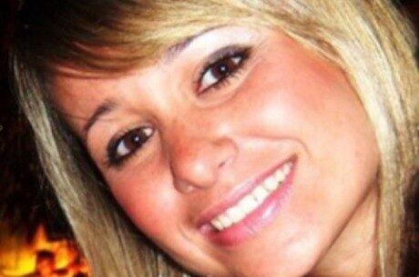 O desaparecimento de Patrícia Amieiro também ficou marcado
na memória dos cariocas. A engenheira foi vista pela última vez no dia 14 de
julho de 2008 quando voltava de uma festa. Na autoestrada Lagoa-Barra, o carro
dela foi alvo de disparos, e colidiu em dois postes e um muro. Quatro PMs são acusados
de participarem da ação. Em maio passado, a 8ª Câmara Criminal determinou que Marcos
Paulo Nogueira Maranhão e Willian Luís do Nascimento vão responder por
tentativa de homicídio qualificado e fraude processual. Já Fabio da Silveira
Santana e Márcio Oliveira dos Santos foram denunciados apenas pelo segundo
crime. A determinação também afirma que eles vão a júri popular