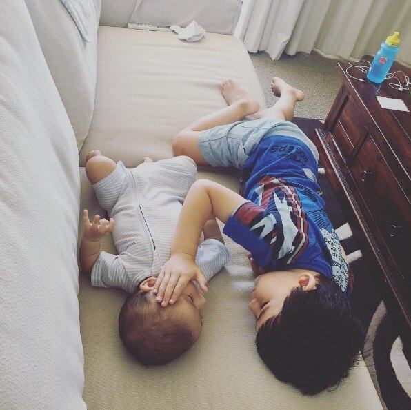 Uma mãe compartilhou em suas redes sociais uma foto emocionante de seu filho mais velho consolando o mais novo, de quatro meses, que está em estágio avançado de câncer. As informações são do Daily Mail