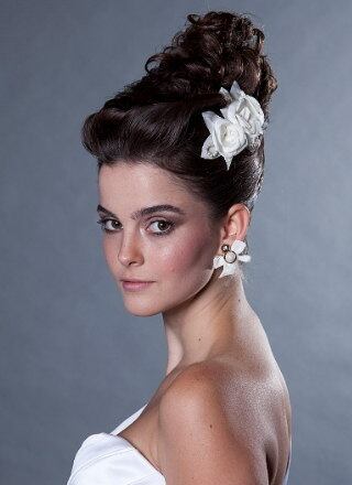 Inspirado nas rainhas gregas, o coque
de mechas no topo da cabeça é ideal para noivas com romantismo e imponência.