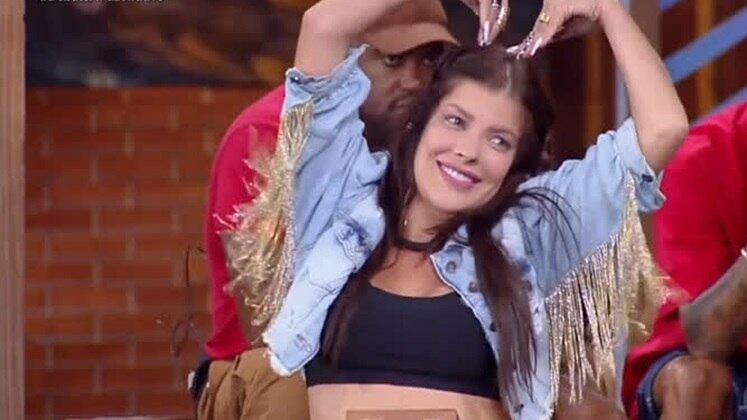 De Rondônia para o mundo!
Claro que não poderia faltar esse clássico! Orgulhosa de suas raízes, Jaque fez questão de vibrar as grandes conquistas no jogo relembrando o estado onde nasceu, na certeza de que ela ainda ganharia muito mais espaço para brilhar por aí.
Perdeu algum momento de A Fazenda 15? Reveja a temporada pelo PlayPlus!