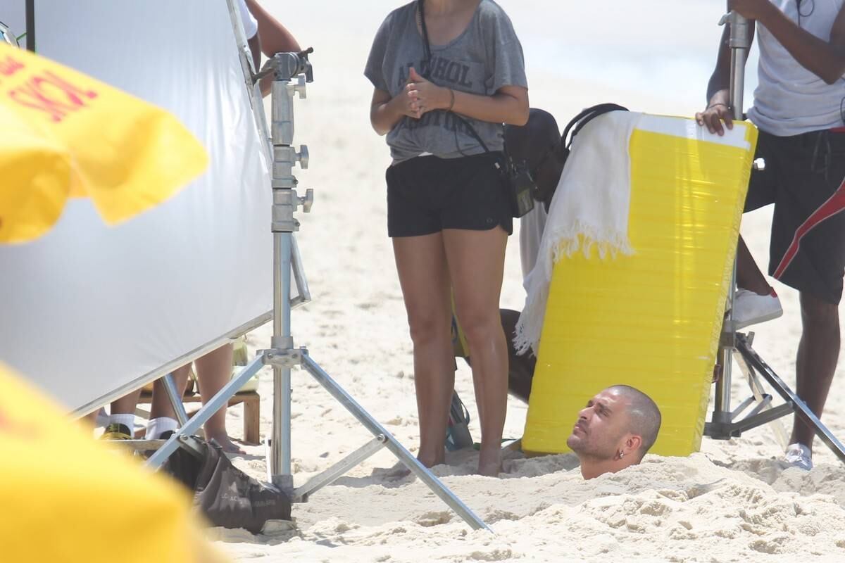 Para uma determinada cena do clique, Diogo Nogueira precisou ser enterrado na areia