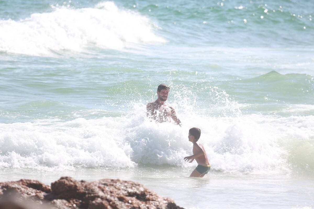 Sophie Charlotte e Daniel de Oliveira se divertem em praia com a família