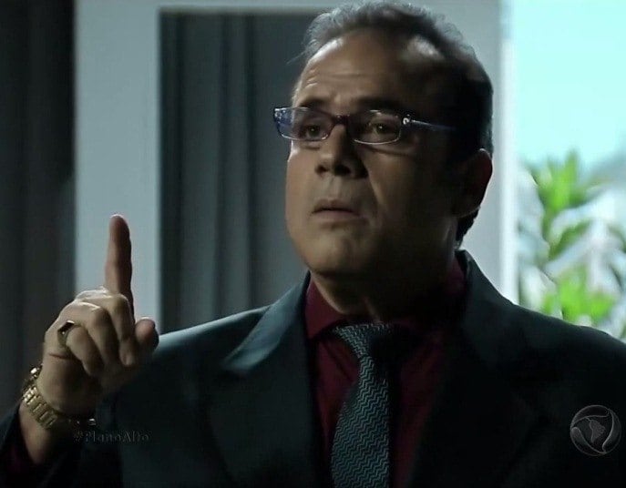 Papudo vai até a casa de
João Titino e sugere que Guido se afaste do governo do Estado e em troca dá um
fim às investigações. Papudo diz ainda para João que se isso acontecer, se
compromete a apoiá-lo em sua candidatura a prefeito. Papudo completa a visita
dizendo que se o governador não concordar com o afastamento, irá pedir o
impeachment dele

+ Paula vai para cama com Guido Flores
