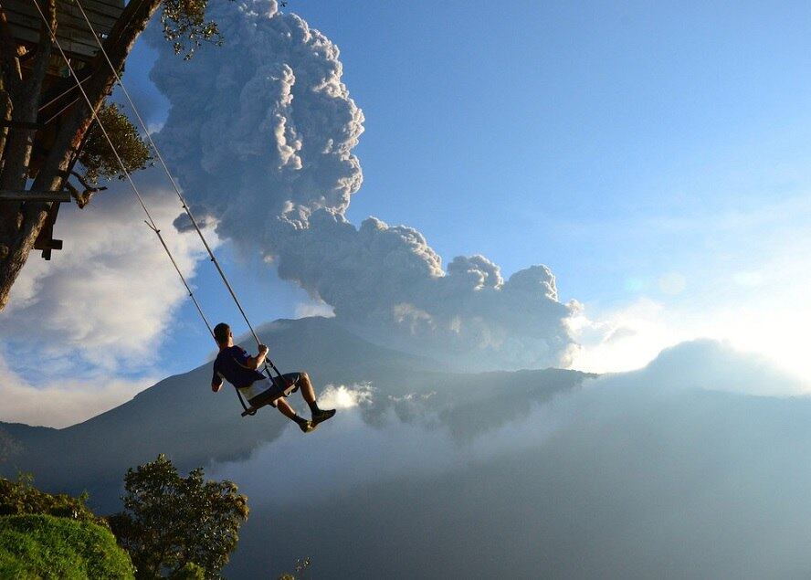 O Fim do Mundo fica em Banos, no Equador. 

Sean Hacker Teper fotografou um homem olhando para uma erupção do Monte Tunguahua. A primeira erupção aconteceu em fevereiro de 2014. 

"Minutos depois de tirar a foto, tivemos que evacuar a área por causa da nuvem de cinzas que se aproximava, diz Teper, sobre a experiência 