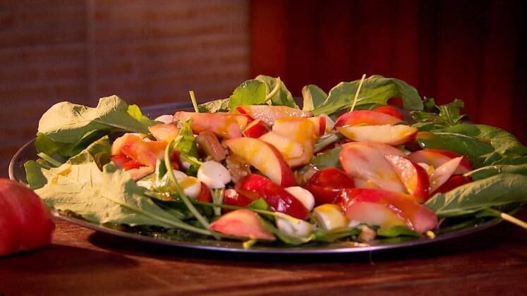 Salada de rúcula com nectarina

Ingredientes:
1 maço de rúcula
4 nectarinas no ponto
30 g de nozes
30 g de mel
30 g de mostarda
20 ml de azeite extravirgem
10 ml de aceto balsâmico
100 g de cereja de leite (bolinhas de mozzarella de búfala)
50 g de tomate sweet
Sal e pimenta-do-reino a gosto

Modo de preparo:
1. Corte as nectarinas ao meio e retire os caroços 
2. Corte-as em formatos de gomos, mantendo a casca
3. Corte os tomates e as cerejas de leite ao meio também e reserve
4. Em uma pequena tigela, misture bem o mel, a mostarda, o aceto, azeite e sal a gosto
5. Disponha as folhas de rúcula numa travessa grande e cubra com os tomates, cerejas de leite, nozes picadas e por último as nectarinas fatiadas
6. Regue o molho mostarda e mel, salgue a gosto e sirva logo em seguida


Continue acompanhando o Domingo Espetacular aos finais de semana, às 19h45, na Record TV.
