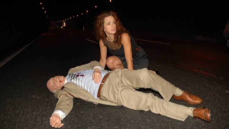 Extremamente ligada ao pai, Catarina, rica e de origem nobre por parte de mãe, toma uma decisão: fazer concurso para delegada de polícia. Isto gera um tenso conflito com o marido, a família e os amigos. Porém, ela não muda de ideia