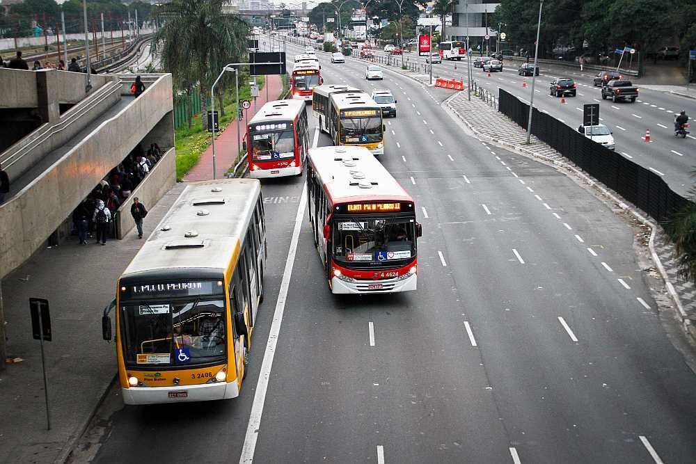 Movimentação normal de passageiros e ônibus no terminal Tatuapé, na zona leste de São Paulo, manhã desta quinta-feira (11), apesar da Dia Nacional de Lutas, mobilização convocada para hoje pelas principais centrais sindicais em todo o país